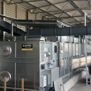 Secadero de bandas industrial para biomasa instalado al aire libre, estructura modular de acero galvanizado