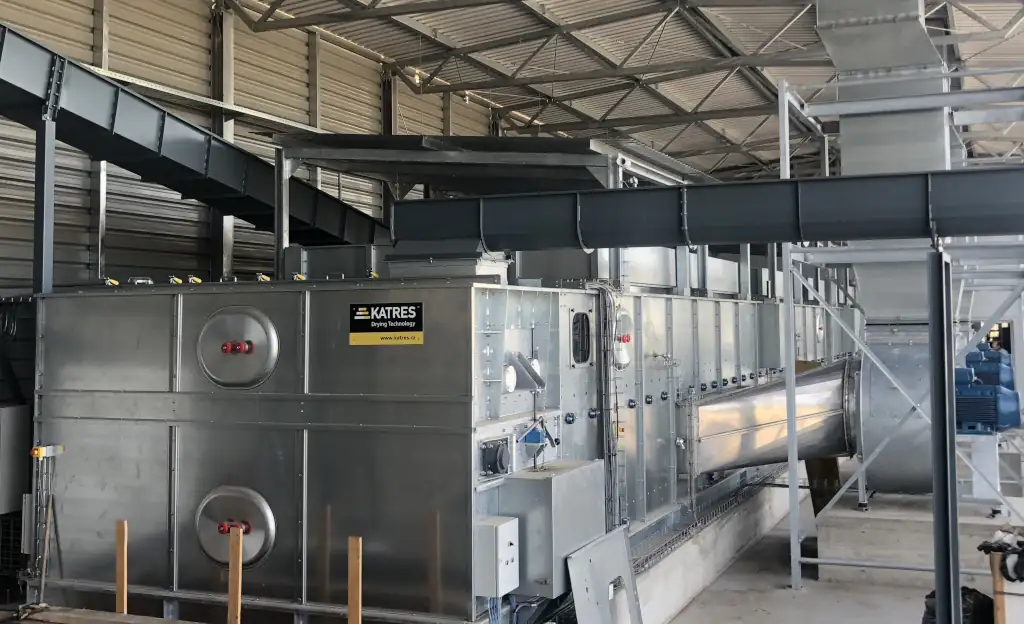 Secadero de bandas industrial para biomasa instalado al aire libre, estructura modular de acero galvanizado