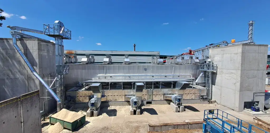 Detalle lateral de secadero de cinta Serie K para secado de serrín y astillas con recuperación de calor.