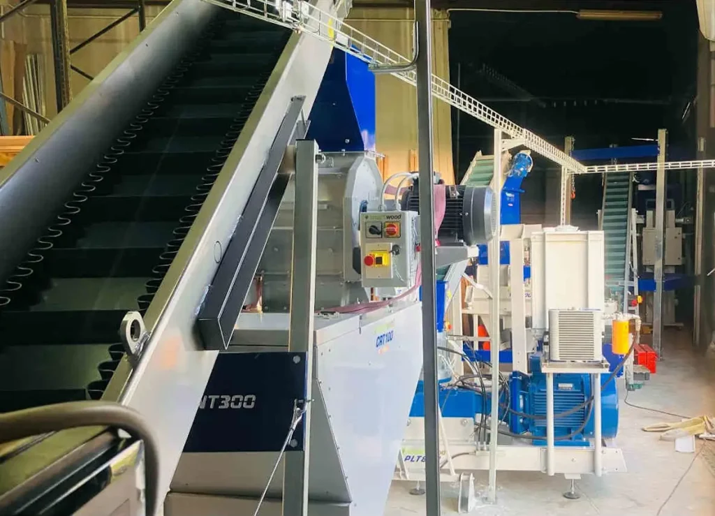 Montaje Planta de Peletizado, fabricación pelet en carpintería de Málaga. Vista Cinta transportadora
