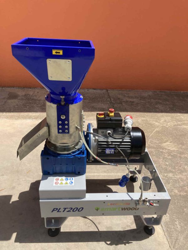 Vista lateral de la peletizadora PLT200B reacondicionada junto al cargador CRT100 para líneas de producción de pellets