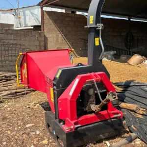 Astilladora TP 175 PTO usada – vista 3/4 con chimenea de descarga