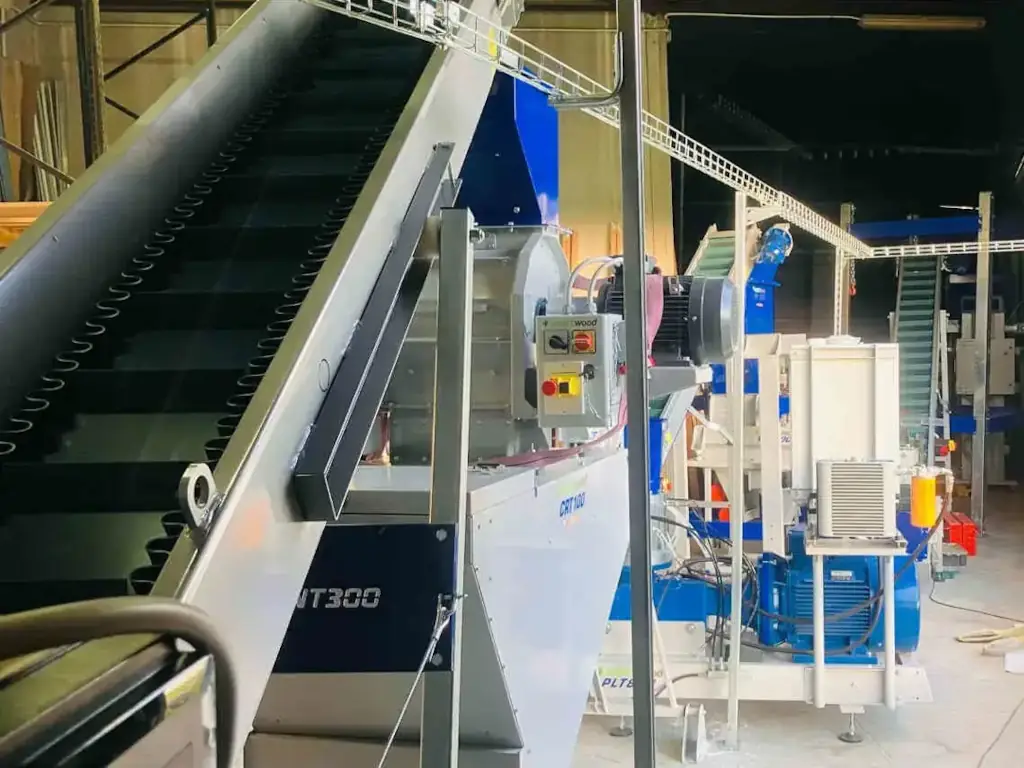 caso-exito-carpinteria-experta-malaga-planta-fabricacion-pellet-malaga-cinta-transportadora Planta de pellets en ARCADIA con la Peletizadora PLT1000: sostenibilidad e innovación en producción.