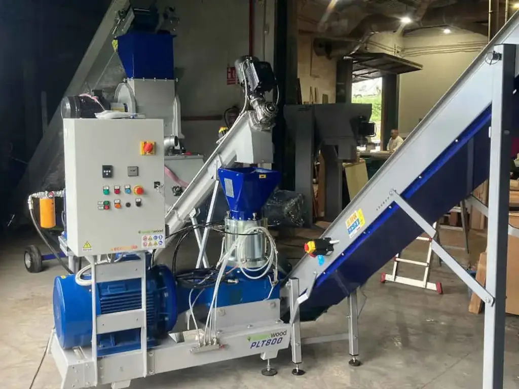 caso-exito-carpinteria-experta-malaga-planta-fabricacion-pellet-malaga-peletizadora-industrial Vista trasera de la Peletizadora PLT1000 instalada en ARCADIA, mostrando detalles técnicos de la maquinaria para producción de pellets.