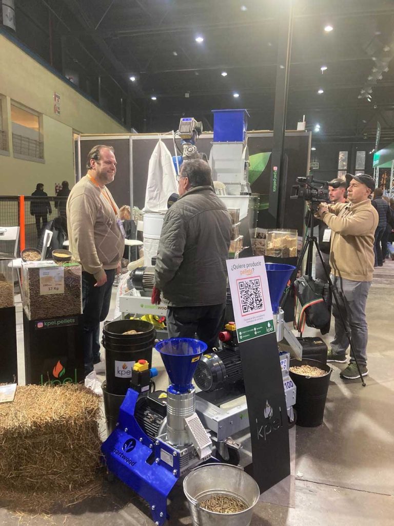 Entrevista en el stand de KPEL con peletizadoras en demostración – Ecofricalia en la 137ª Expo Rural 2025, Buenos Aires.