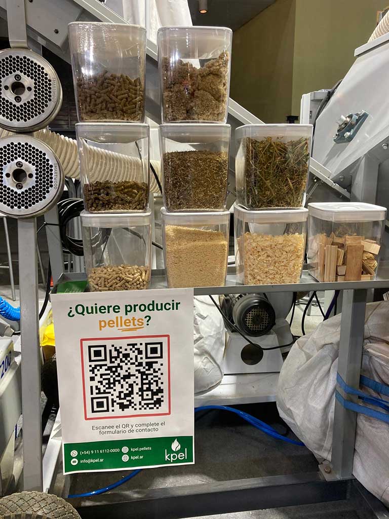 Muestras de materiales y pellets con QR para contacto en el stand de KPEL – ¿Quiere producir pellets?