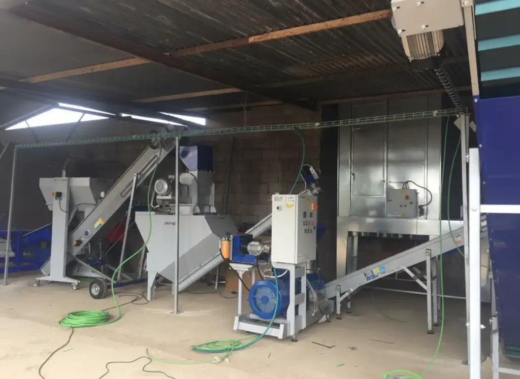 Detalle peletizadora PLT800 de 300–400 kg/h con cinta hacia tamiz vibratorio