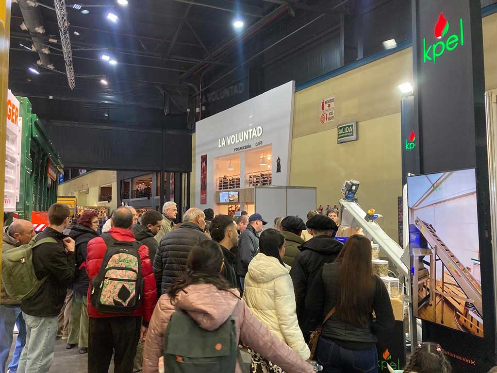 fluencia de público en el stand de KPEL durante las demostraciones de peletizado en Expo Rural 2025.