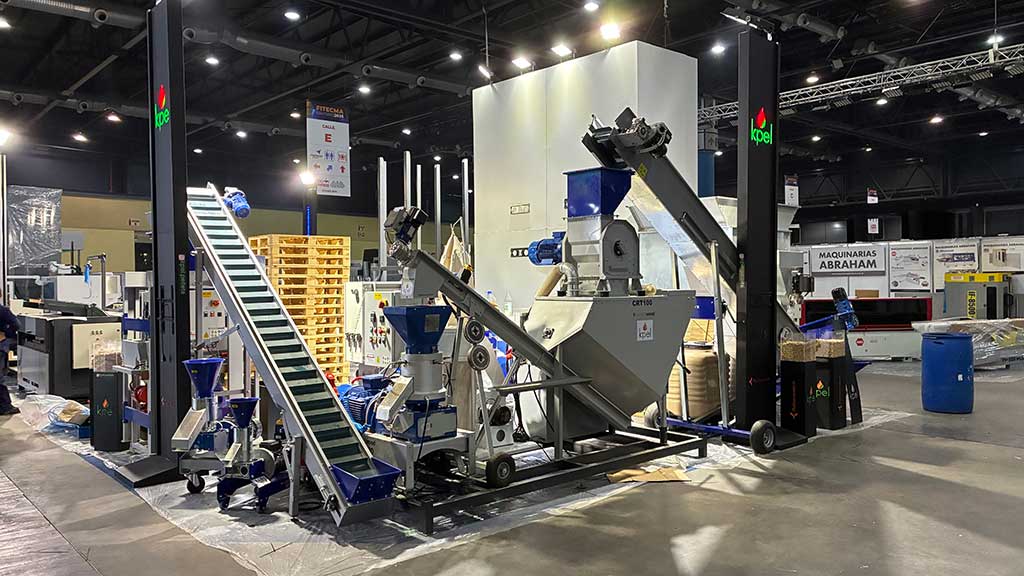 Stand de KPEL en FITECMA 2025 con línea de peletizado de madera y equipos de pretratamiento en La Rural, Buenos Aires.