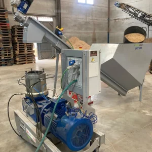 Equipo de peletización de biomasa profesional revisado por el servicio técnico de Ecofricalia.