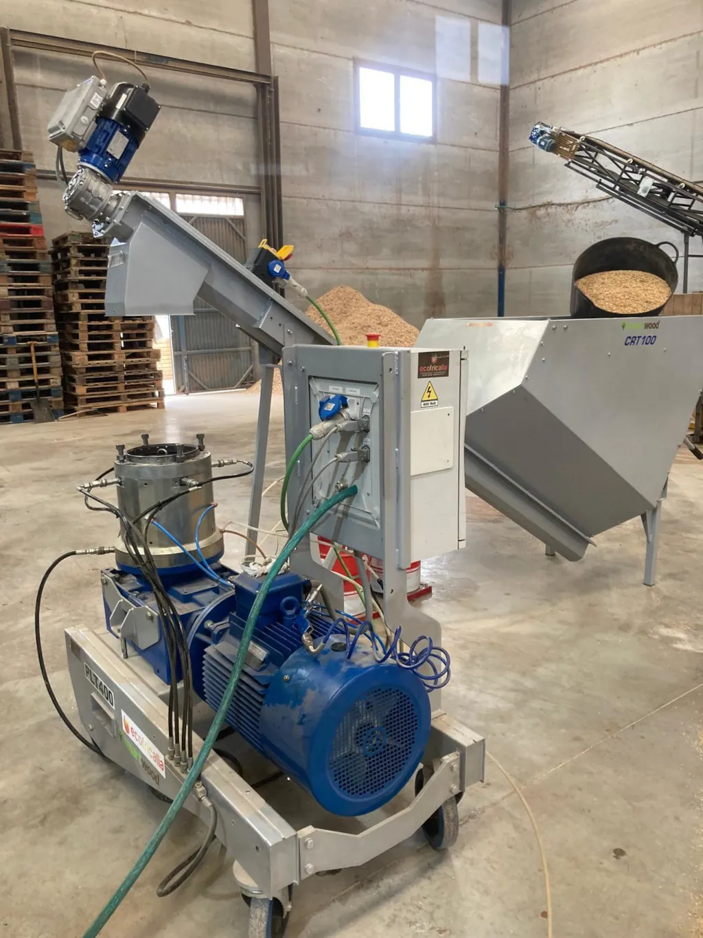 Equipo de peletización de biomasa profesional revisado por el servicio técnico de Ecofricalia.