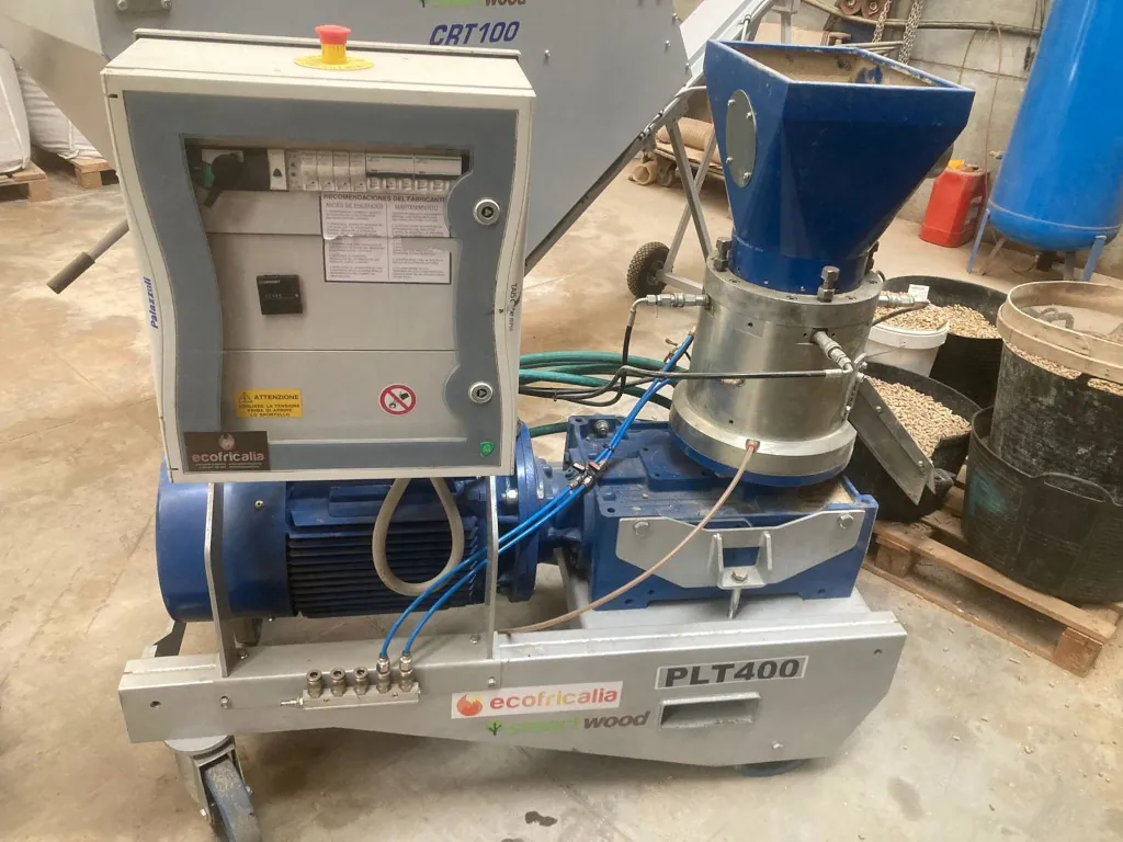 Peletizadora industrial de matriz plana PLT400 reacondicionada con 4 rodillos.